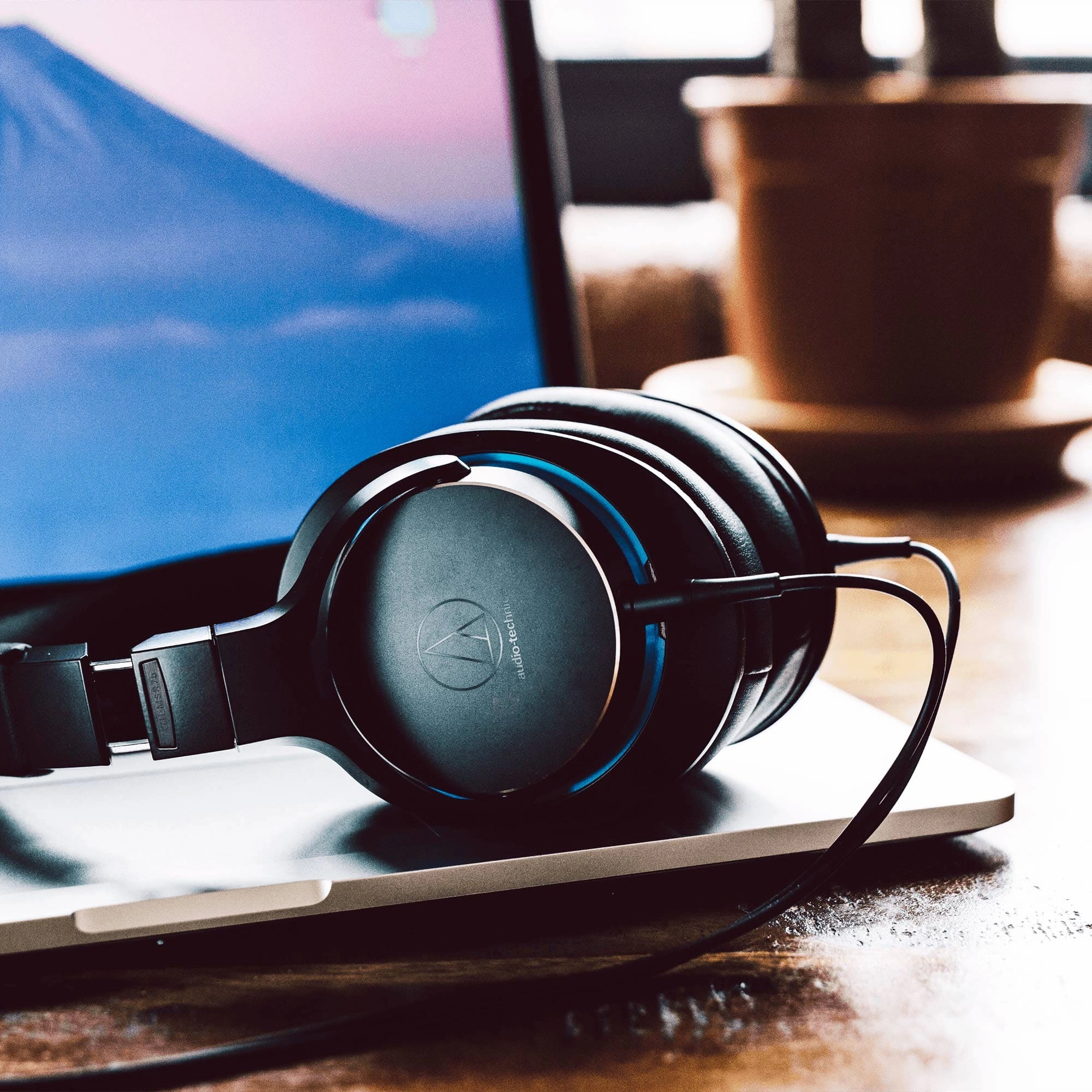 Audio-Technica ATH-MSR7b Closed-Back Premium Headphones