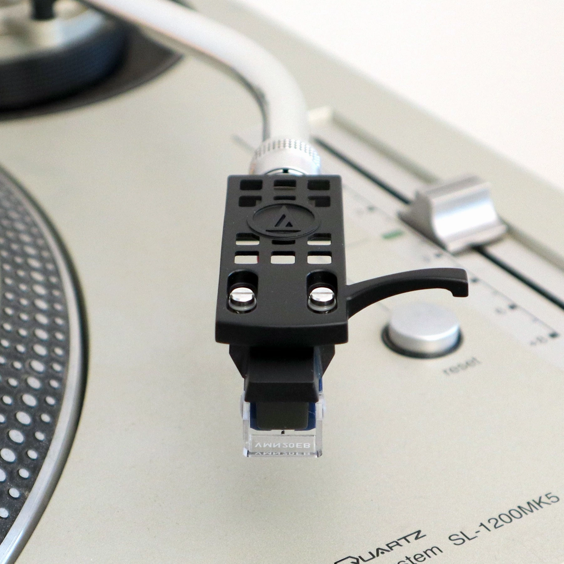 Audio-Technica: VM520EB Cartridge Mounted On AT-HS10BK Headshell (VM520EB/H) - (Open Box Special)