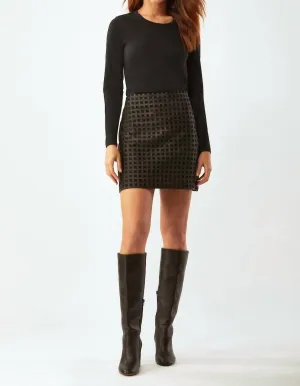 Mini-jupe en cuir à motif grillagé noir