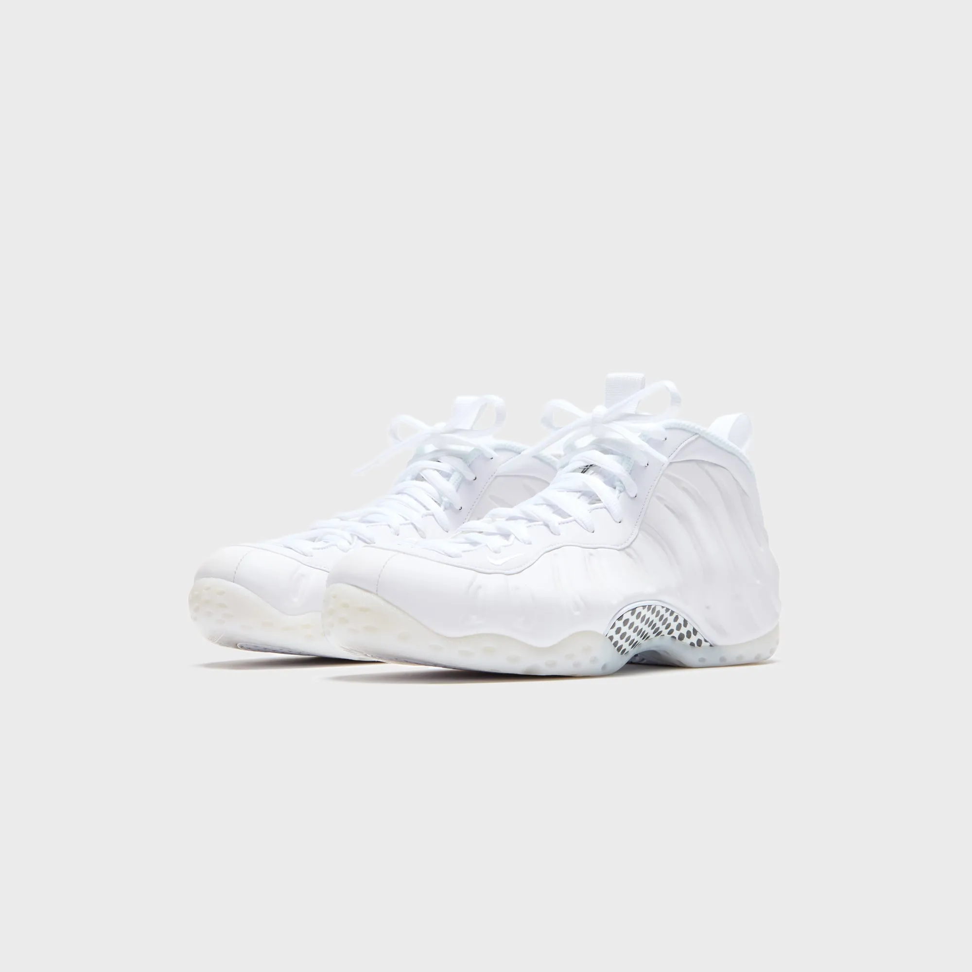 Nike Air Foamposite One - Soft White / White Sole Flexibility