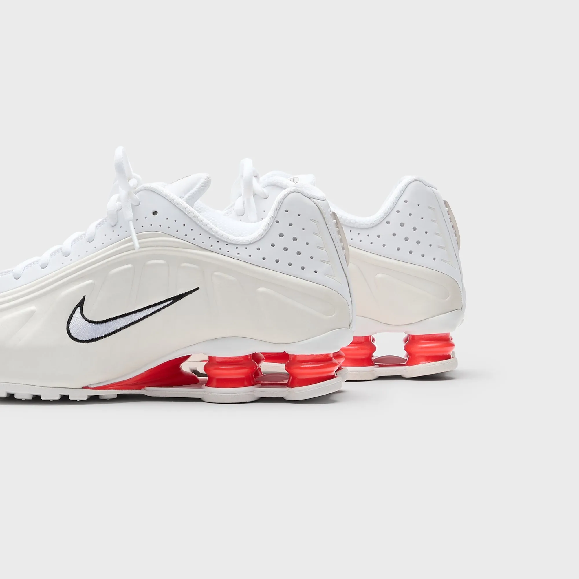 Rubber Treads Padded Collar Slippers Nike Wmns Shox R4 - White / Phantom / Picante Red