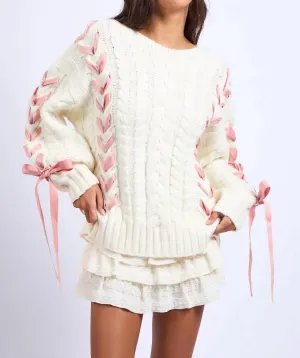 Pull à motifs câblés avec inserts en ruban blanc