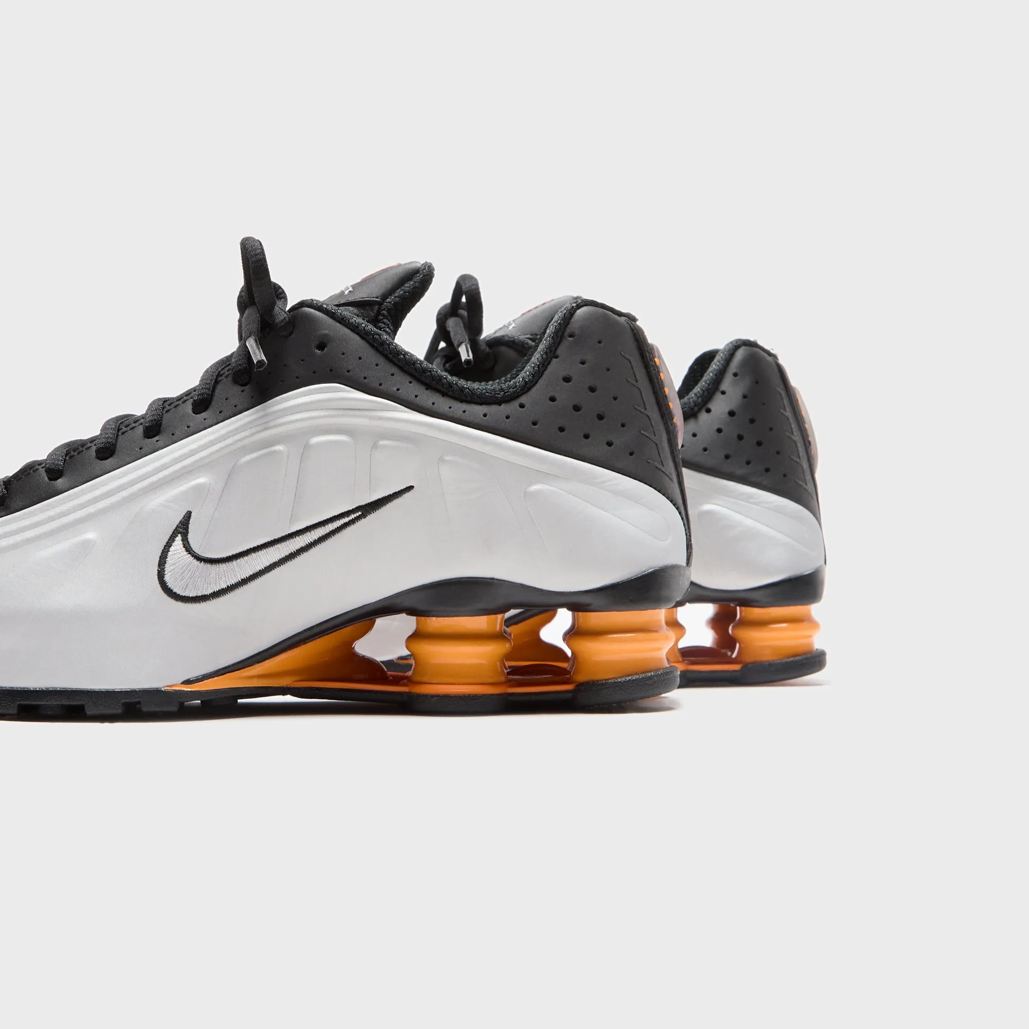 Floor Length Nike Shox R4 - Black / Vast Grey / Bright Mandarin / Metallic Silver