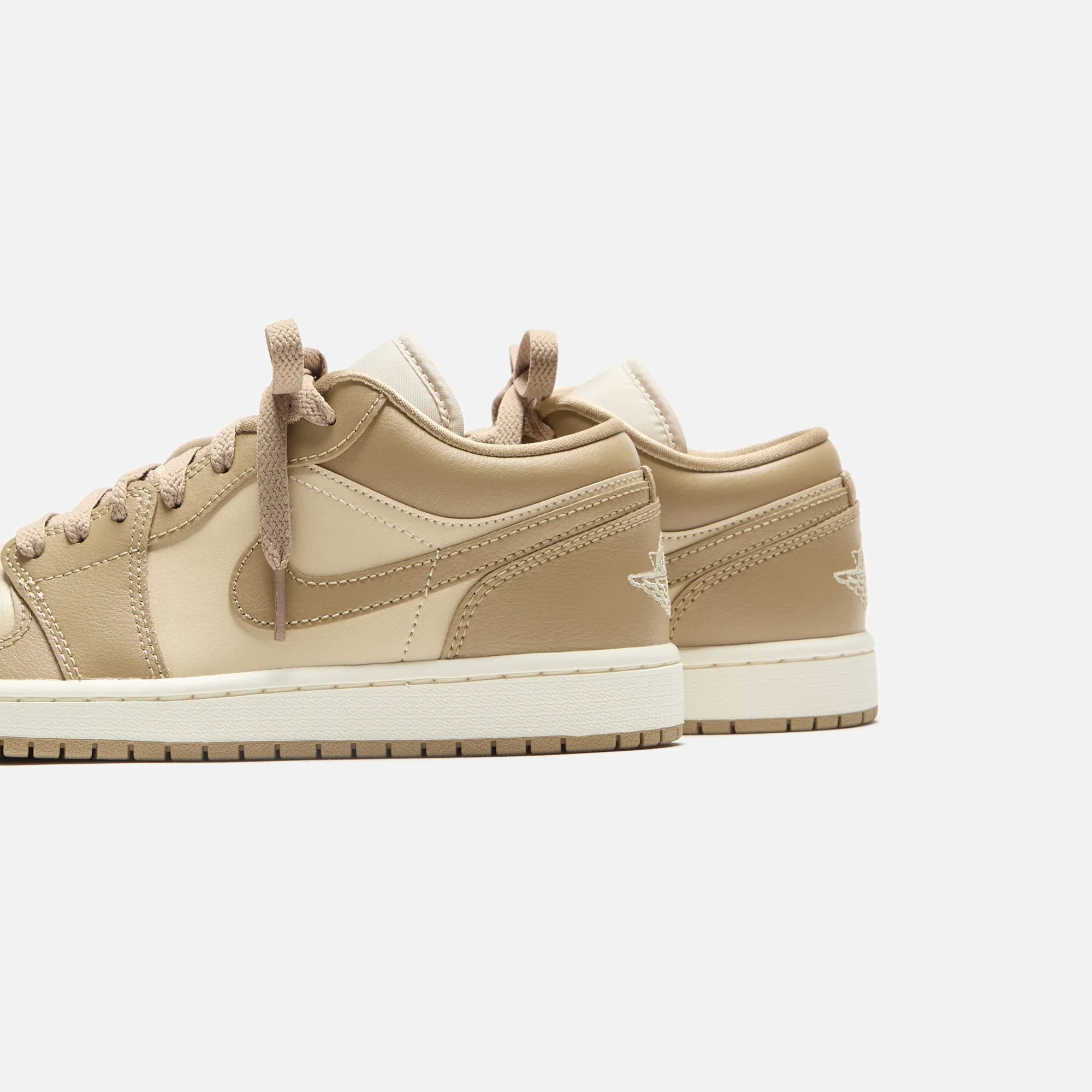 Foot Delphinium Jordan Wmns Air Jordan 1 Low - Rattan / Sail / Desert Camo