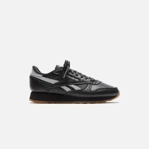 Breathable Lining Mesh Mesh Flexible Midsole Design Concept Reebok X Place Faces Classic Leather - Black / Silver