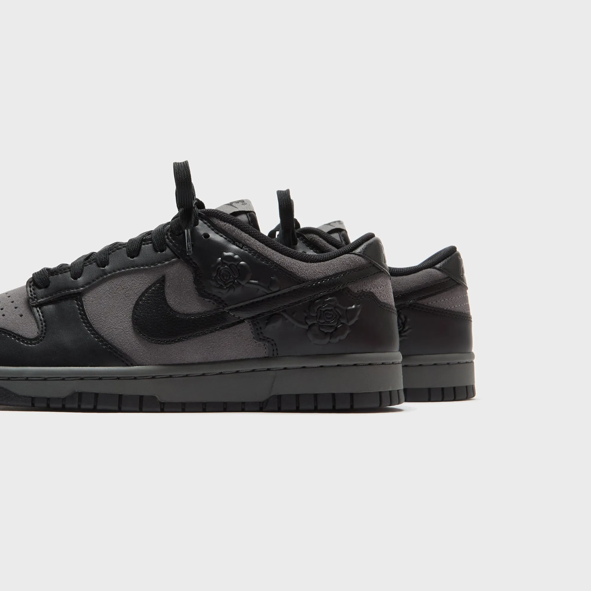 Nike Wmns Dunk Low Se - Iron Grey / Black / Iron Grey Supportive Chest