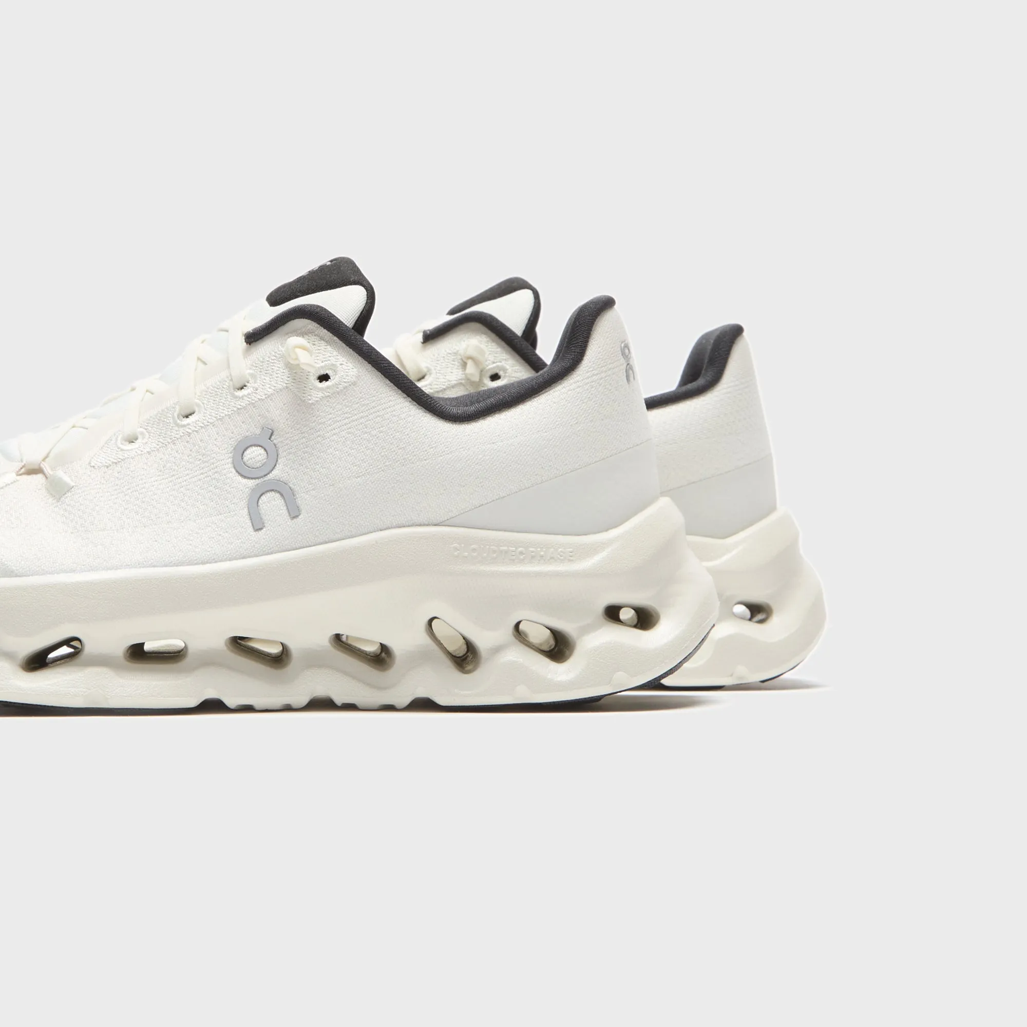 On Running Wmns Cloudtilt - Pearl / Black Color Variety