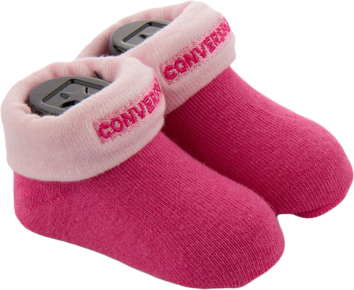Ensemble de lit bébé Converse en rose incluant chaussons, bonnet et bavoir Chaussures Converse