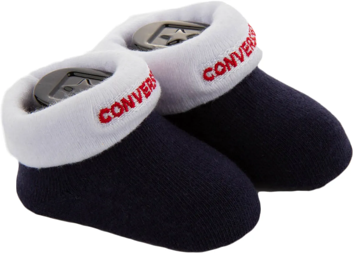 Ensemble de lit bébé Converse en blanc incluant chaussons, bonnet et bavoir Chaussures Converse