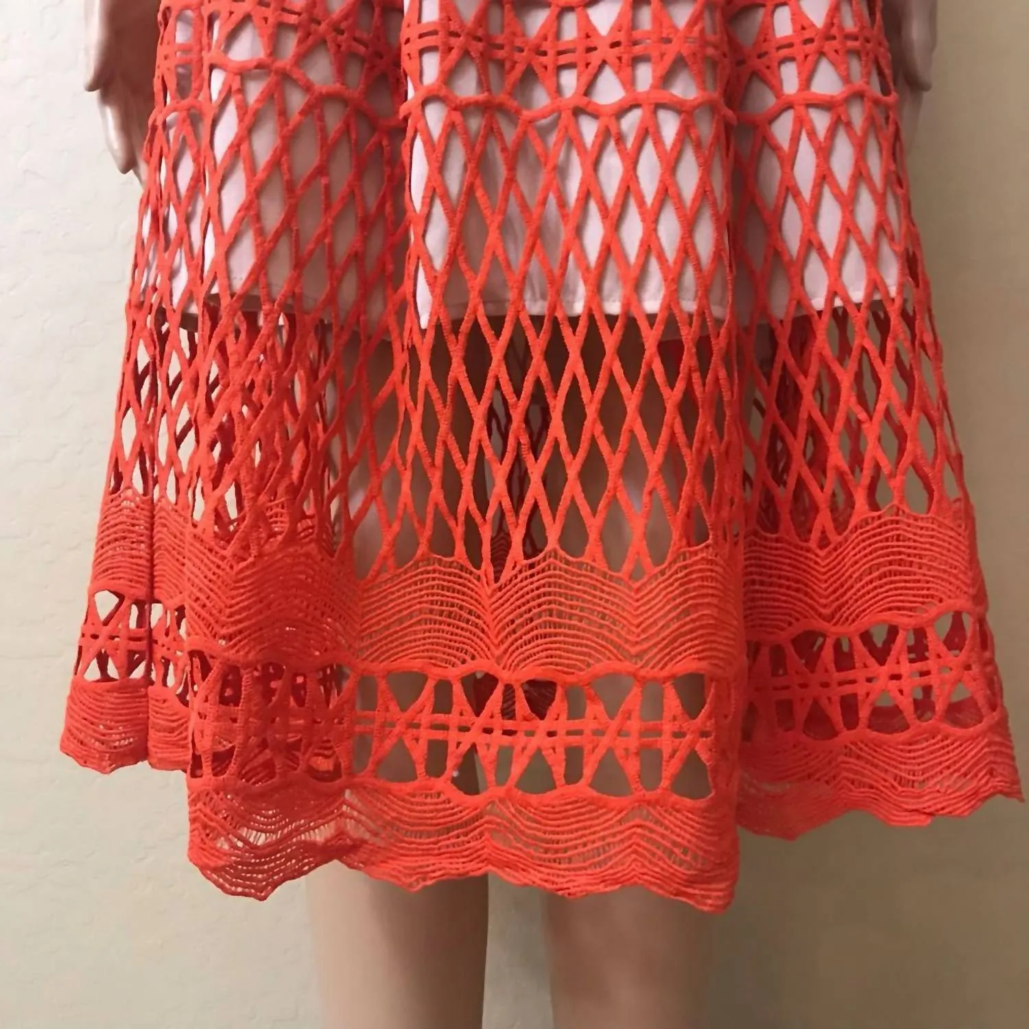 Jupe mi-longue en dentelle crochetée couleur piment