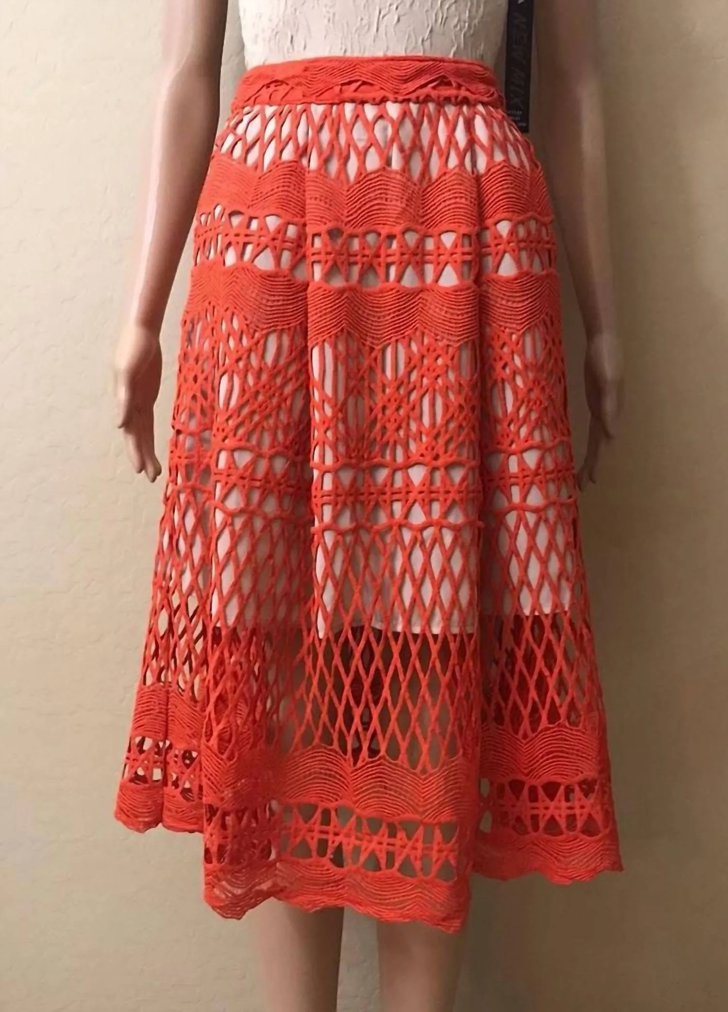 Jupe mi-longue en dentelle crochetée couleur piment