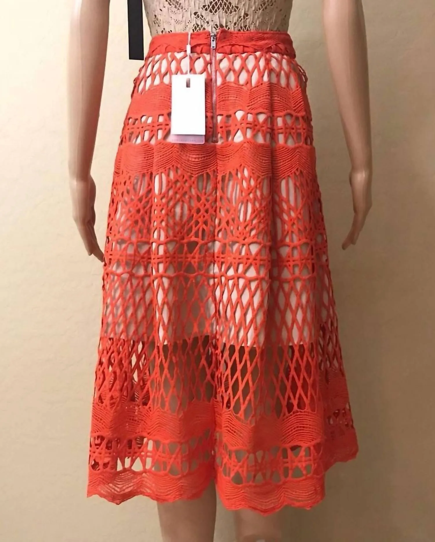 Jupe mi-longue en dentelle crochetée couleur piment