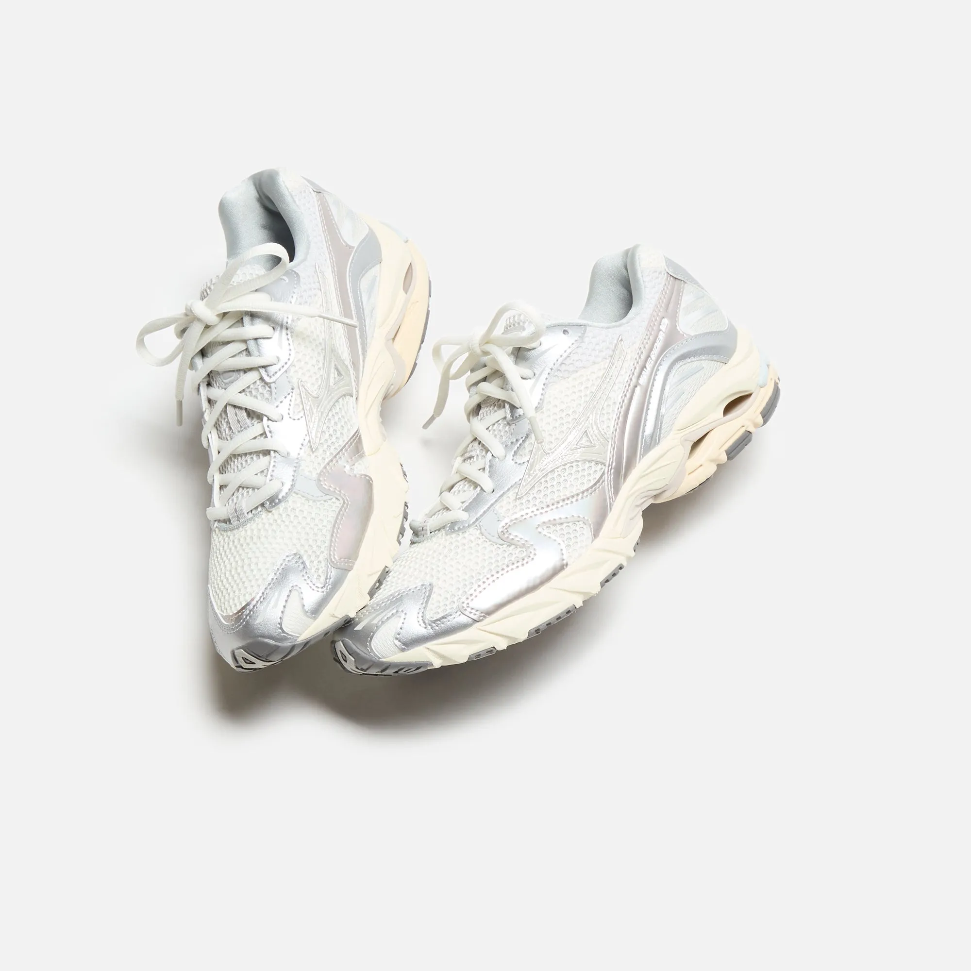 Mizuno Wave Rider 10 - Metallic Snow White "Comfortable Angle