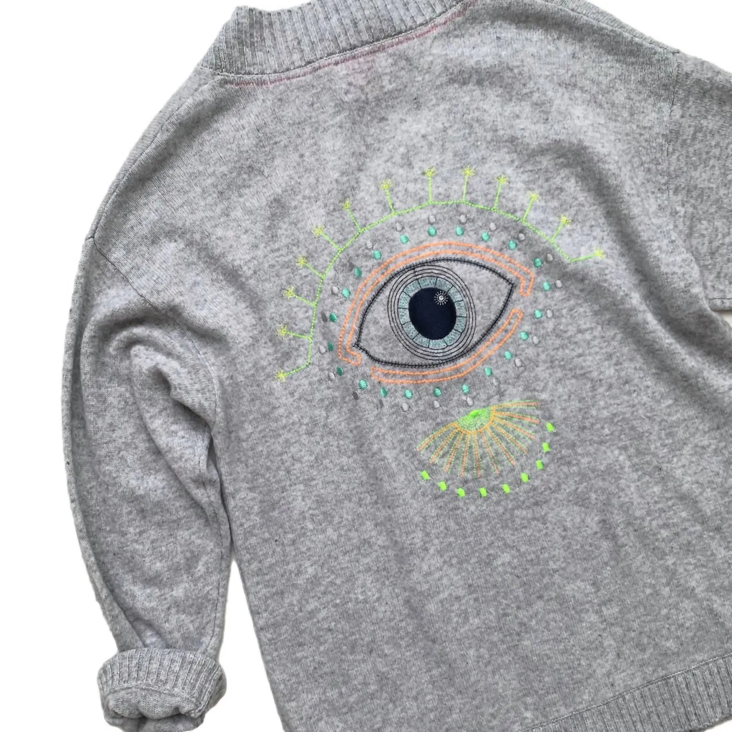 Cardigan en cachemire brodé avec œil en Super Gris