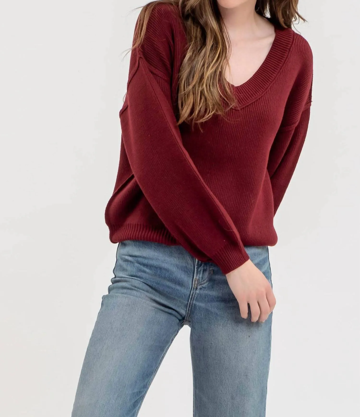 Pull col V à coutures apparentes en rouge