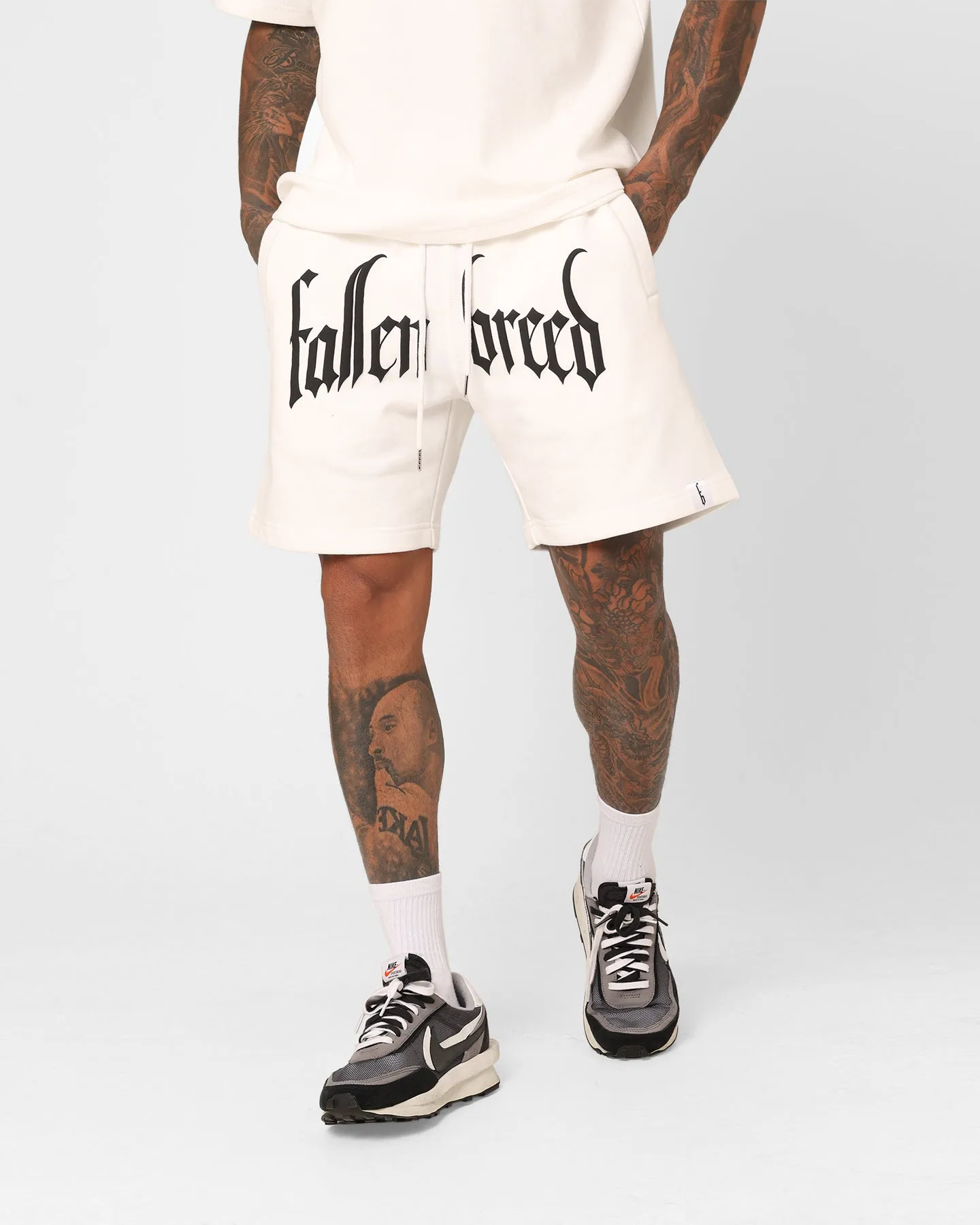 Short de survêtement à zip avec logo puff Fallen Breed Blanc/Noir