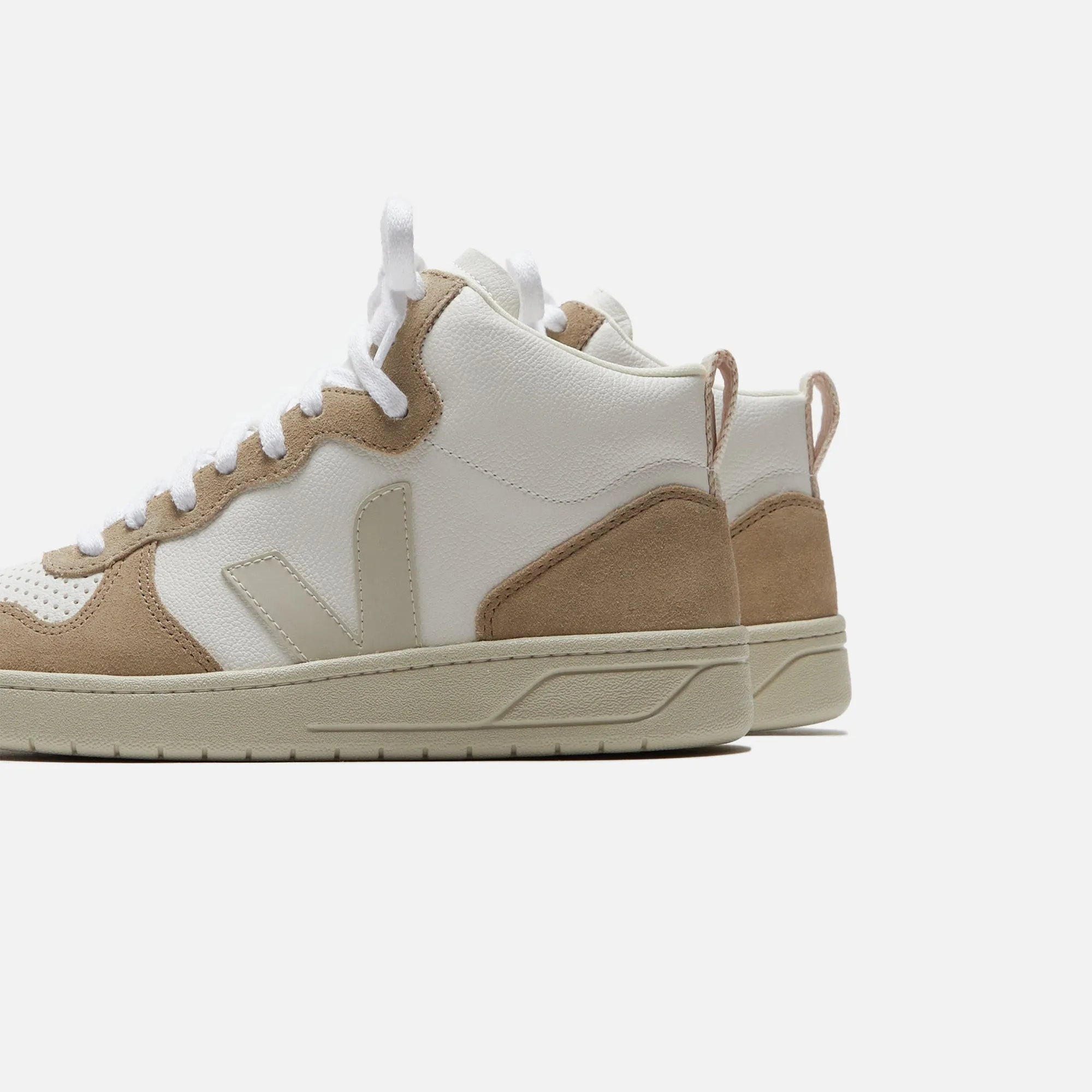 Veja V-15 Bastille - Extra-White / Pierre Sahara Special Offer