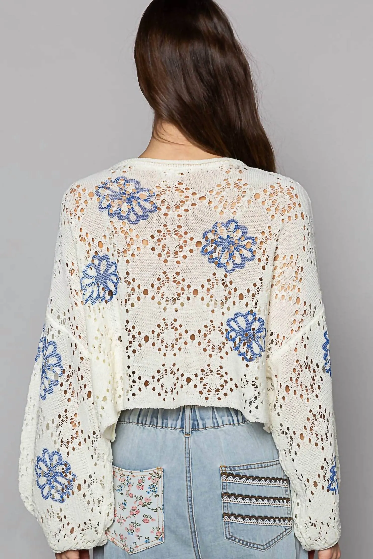 Pull à motifs floraux en ivoire