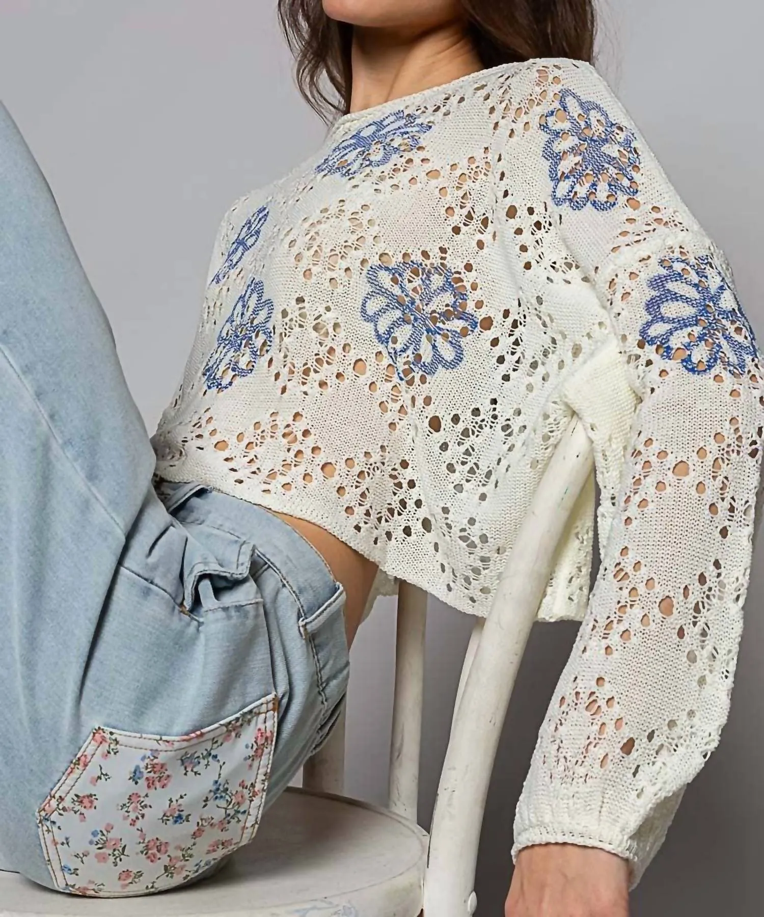Pull à motifs floraux en ivoire