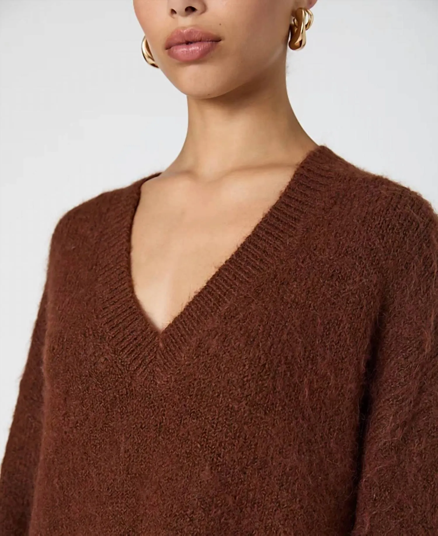 Pull en maille douce à col V en chocolat