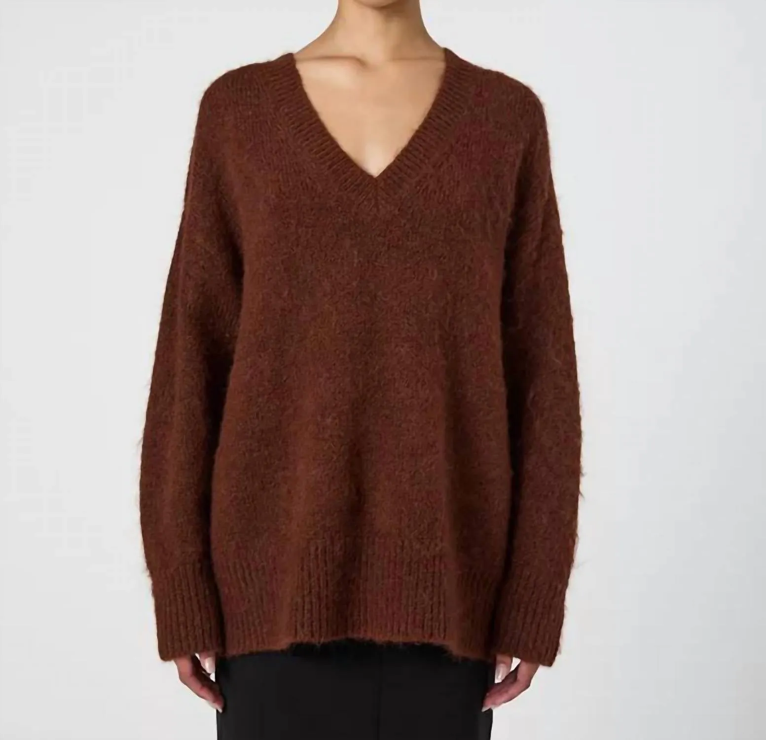 Pull en maille douce à col V en chocolat