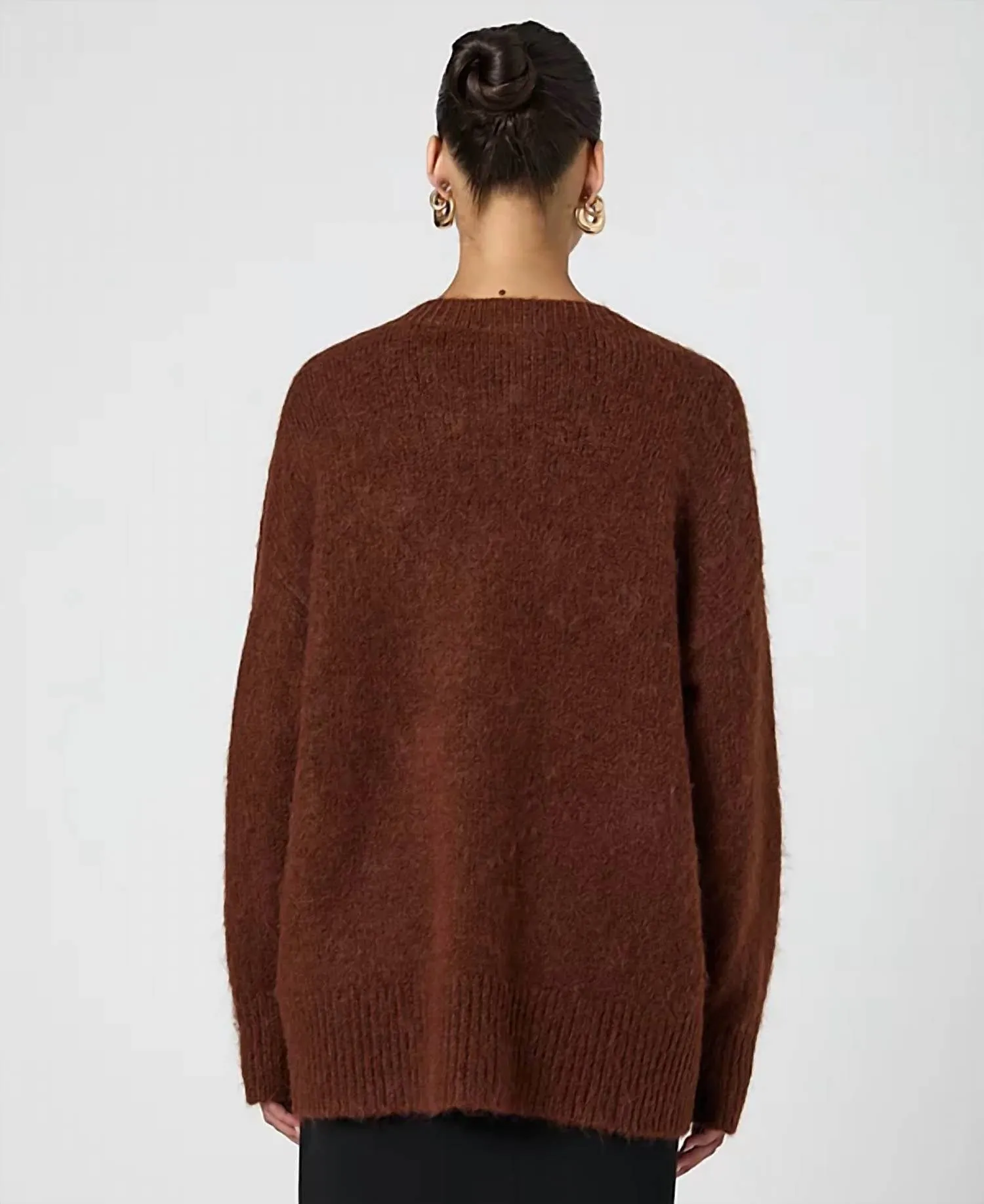 Pull en maille douce à col V en chocolat