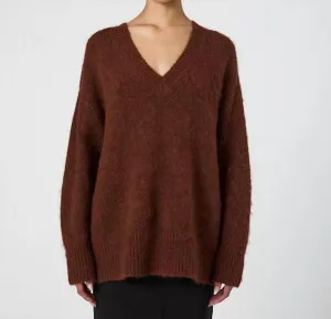 Pull en maille douce à col V en chocolat