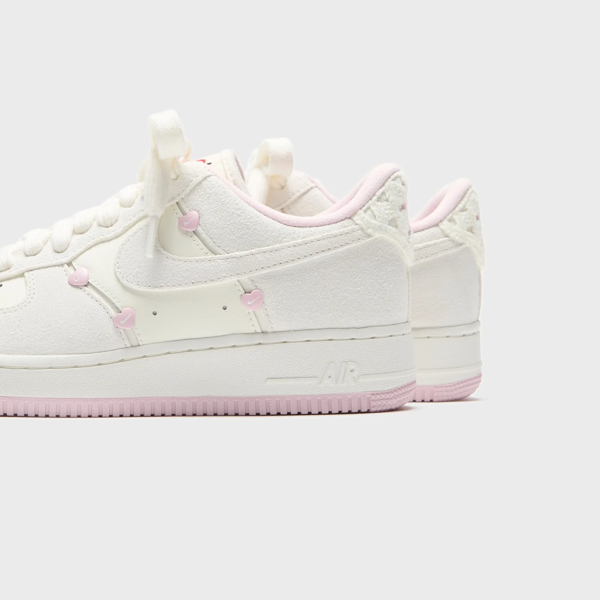 Nike Wmns Air Force 1 '07 Lx - Sail / Pink Foam Riveted Construction