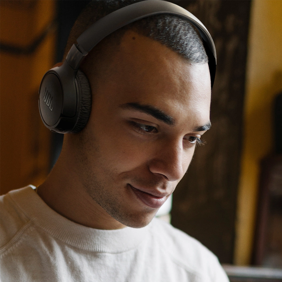 JBL Tune 670NC Wireless On Ear Noise Cancelling Headphone with gSport Case (Black)