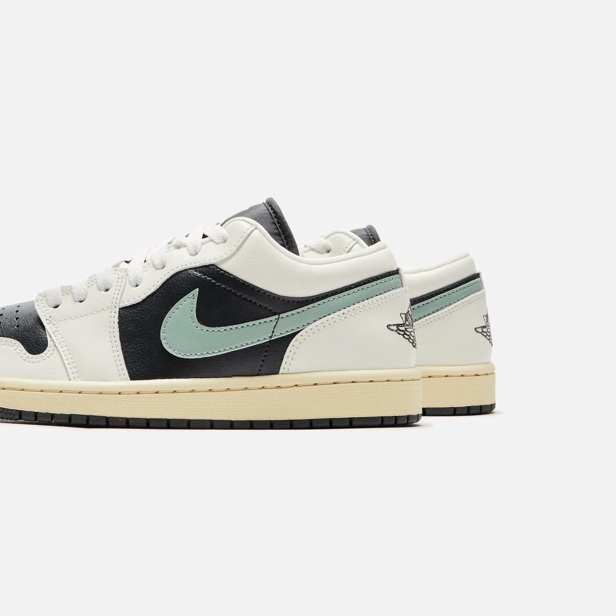 "Universal Use Design Jordan Wmns Air Jordan 1 Low - Anthracite / Jade Smoke / Sail