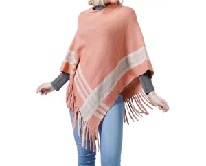 Poncho tricoté avec détail contrasté et frange à pompons en rose