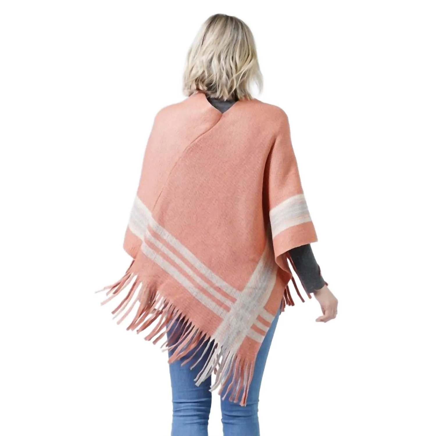 Poncho tricoté avec détail contrasté et frange à pompons en rose