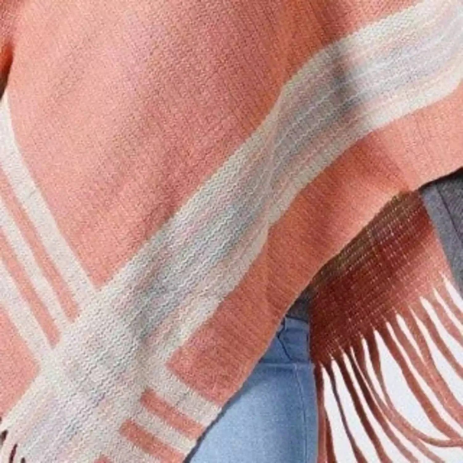Poncho tricoté avec détail contrasté et frange à pompons en rose