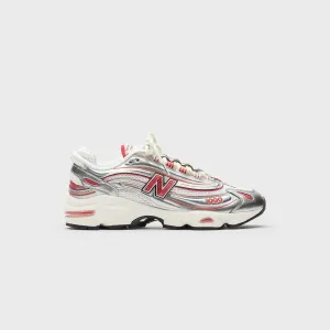 Yarn New Balance X This Is Never That M1000 -  Metallic Silver / Red