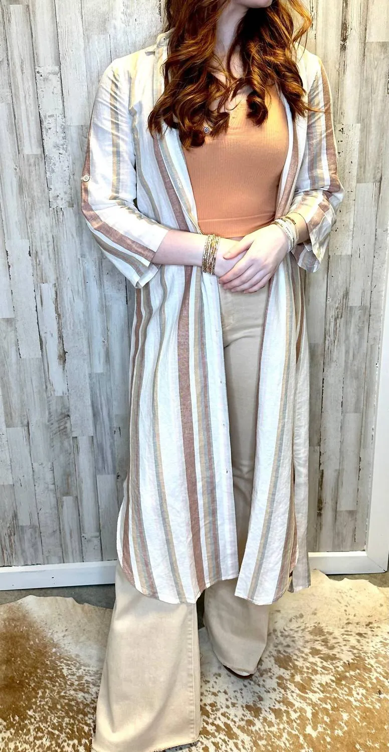 Élégance rayée avec une robe longue beige multicolore