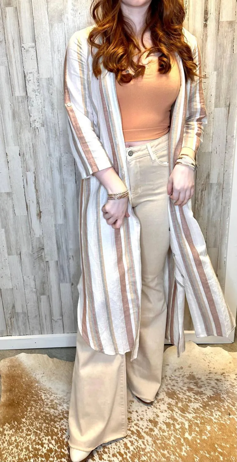 Élégance rayée avec une robe longue beige multicolore