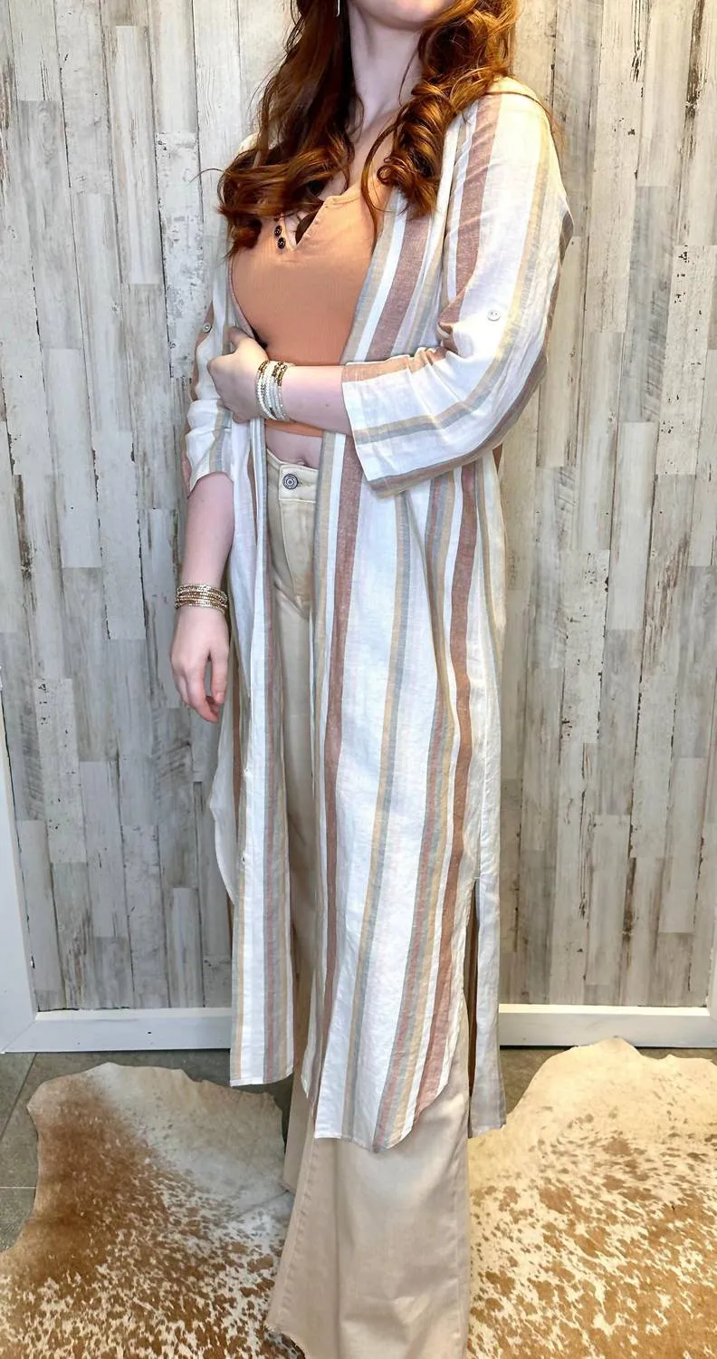Élégance rayée avec une robe longue beige multicolore