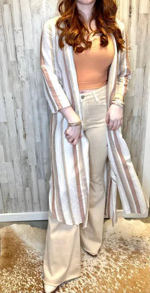 Élégance rayée avec une robe longue beige multicolore