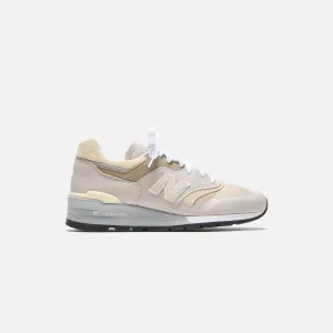 Dare to Lead The Fast Lane Choice New Balance Made In Usa 997 - Moonrock / Driftwood