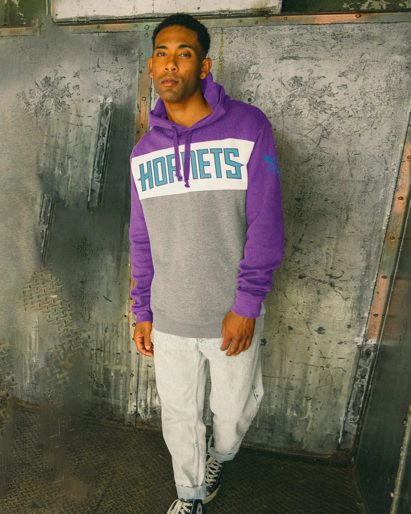 Pull à capuche colorblock des Charlotte Hornets de la NBA