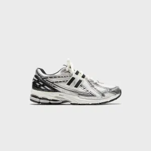 Shock - Absorbing Sole Design PebaxComponent New Balance 1906R - Silver Metallic / Black / Sea Salt