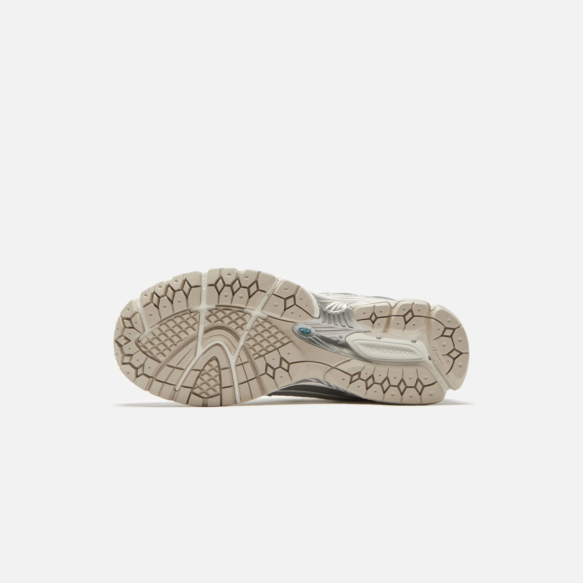 Casual Wear Soft Tongue Design Build New Balance 1906R - Silver Metallic / Sea Salt