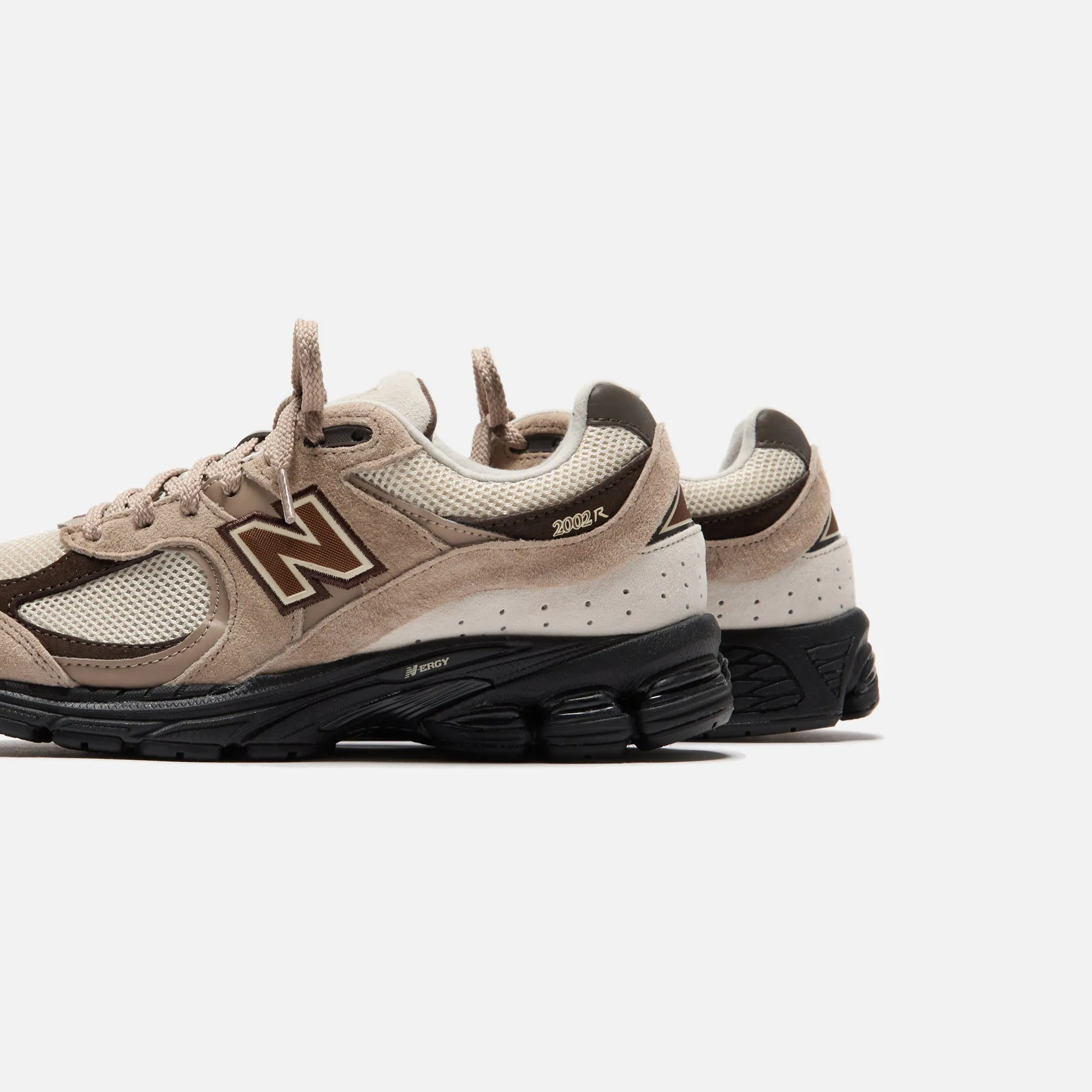 New Balance 2002R - Driftwood / Rich Earth Flexible Outsole Technology Design Buckled Design