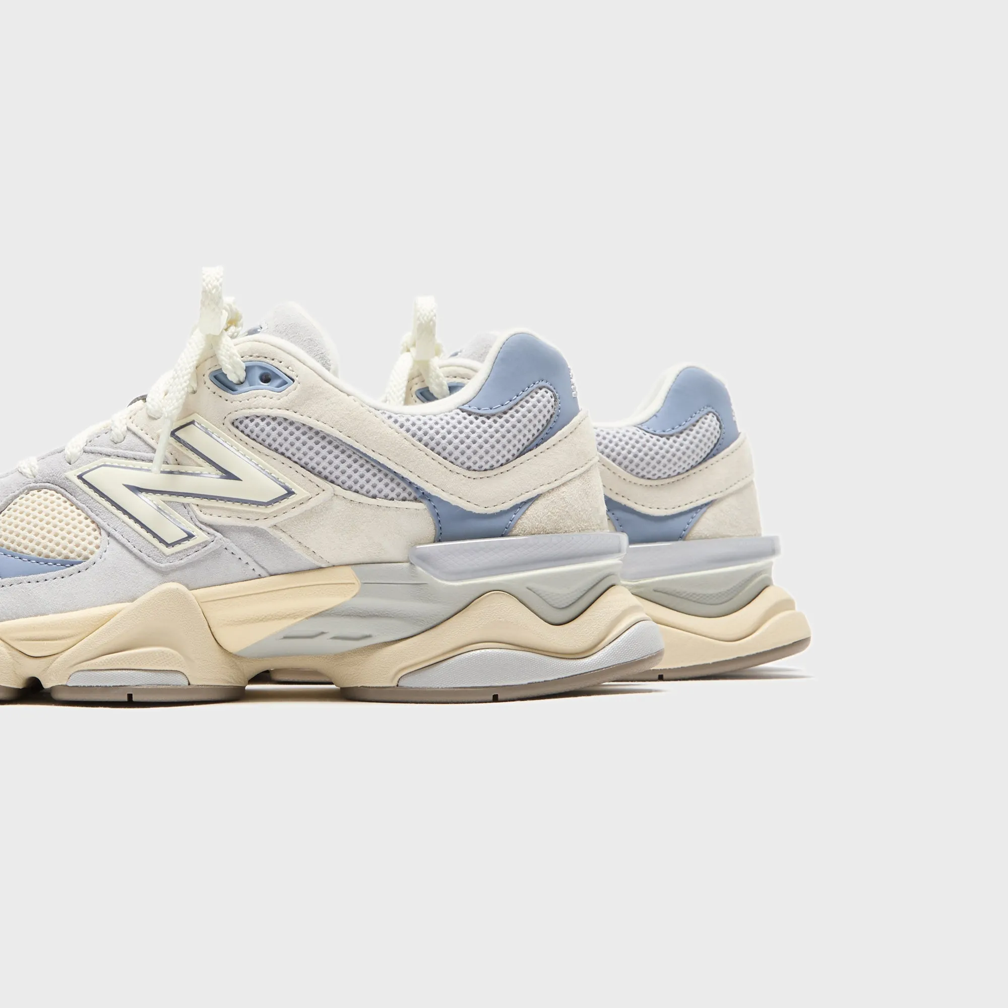 Walk with Power Own the Vibe New Balance 9060 - Pearl Grey / Linen