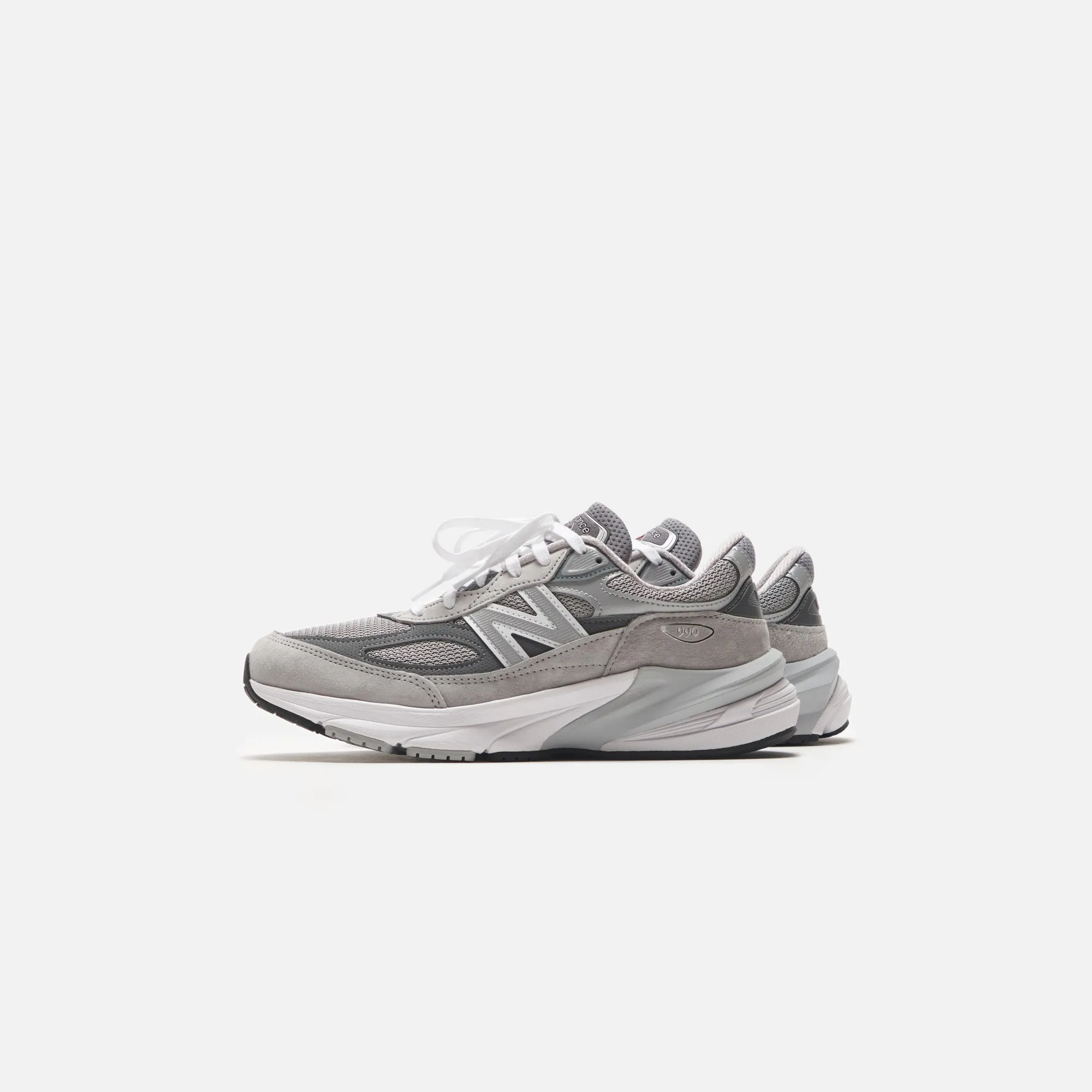 Striped Pattern Resourceful Detail New Balance 990V6 - Grey