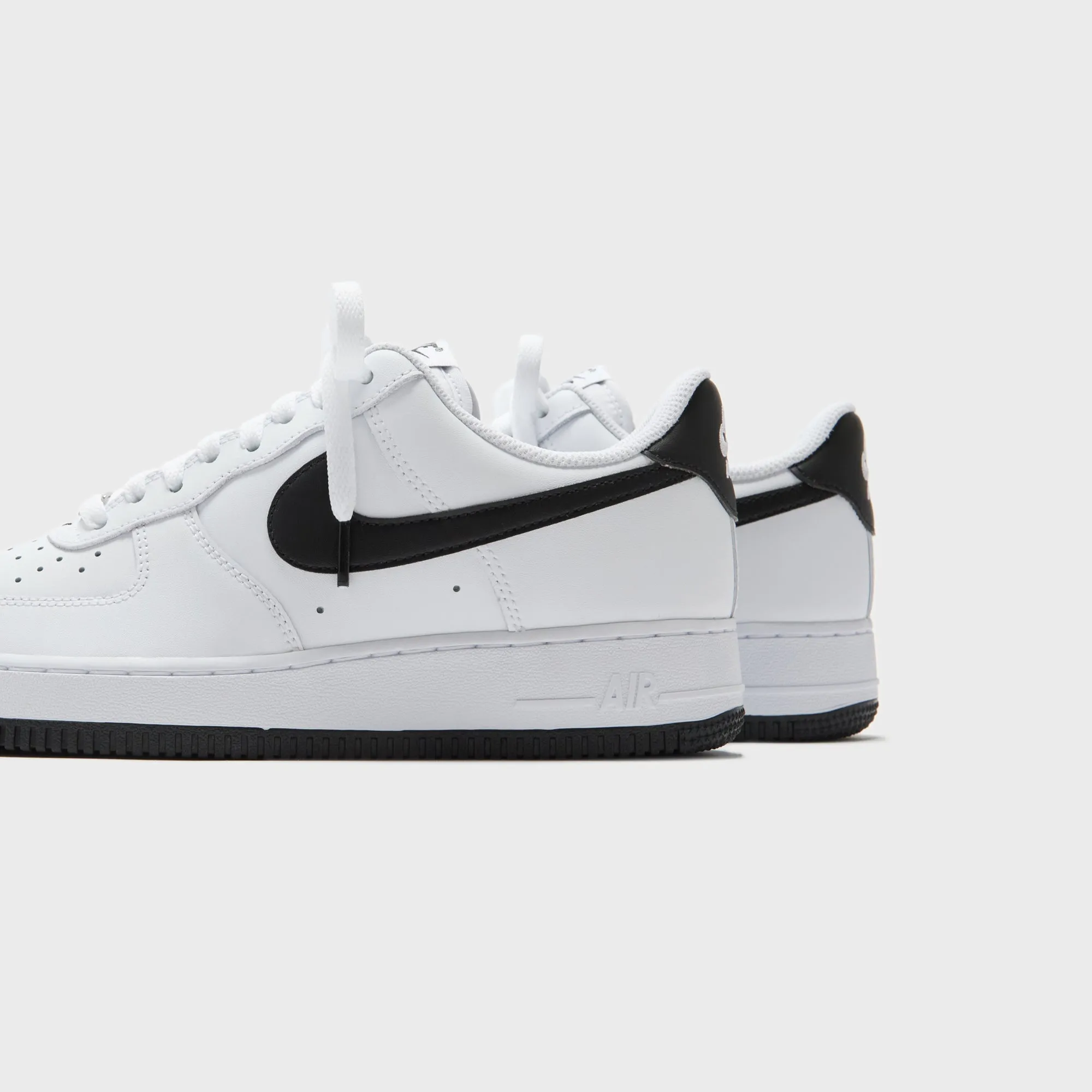 Move Beyond Ordinary Nike Air Force 1 '07 - White / Black