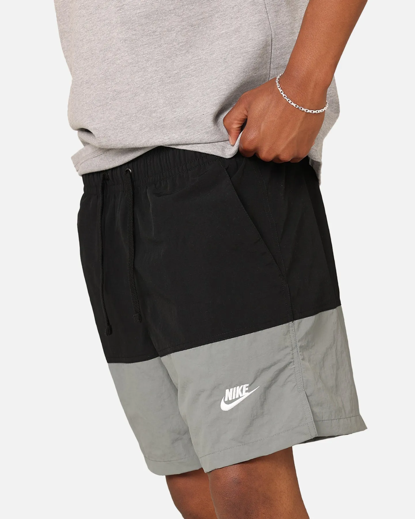 Nike Club  Shorts Tissés à Blocs de Couleur Noir/Gris Fumé