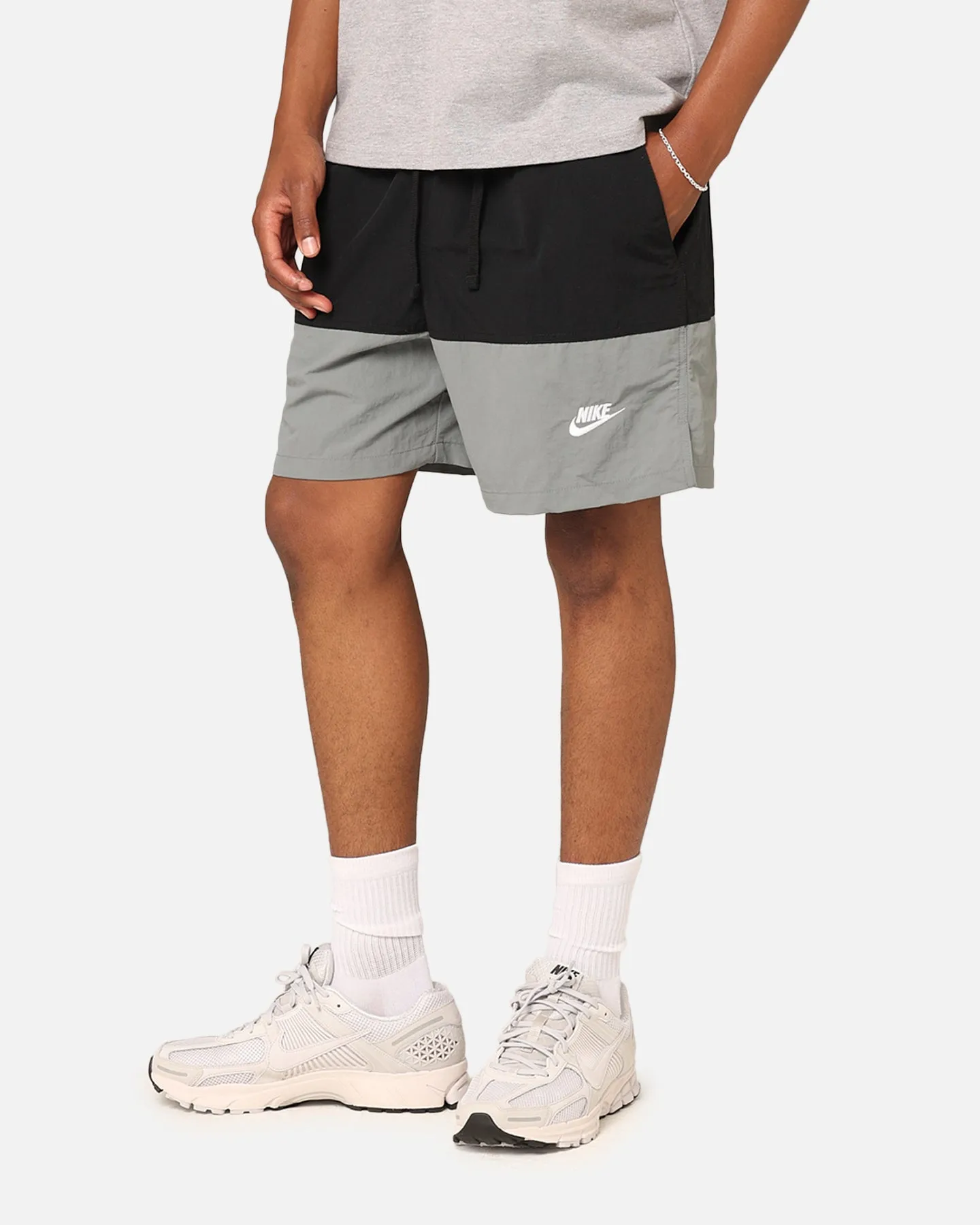 Nike Club  Shorts Tissés à Blocs de Couleur Noir/Gris Fumé