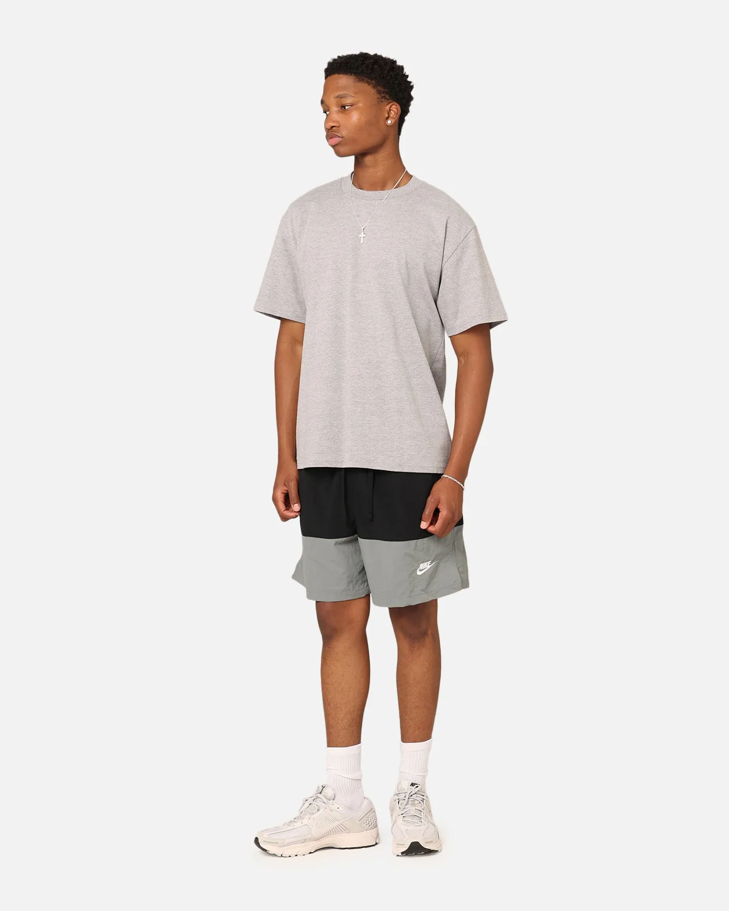 Nike Club  Shorts Tissés à Blocs de Couleur Noir/Gris Fumé