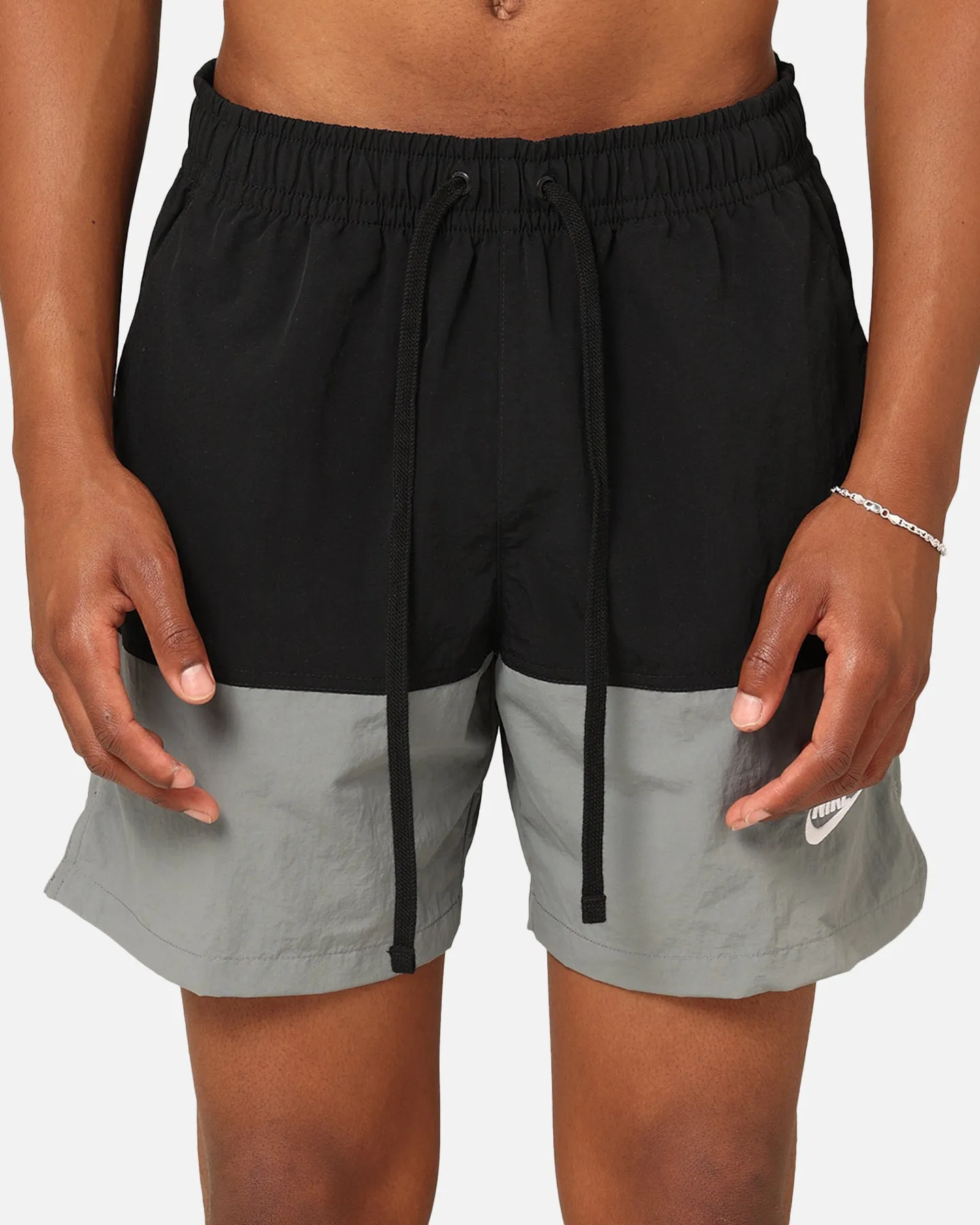 Nike Club  Shorts Tissés à Blocs de Couleur Noir/Gris Fumé